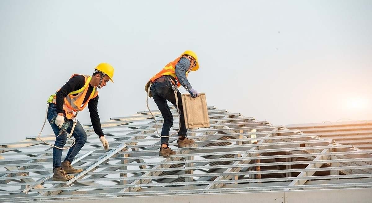 1200x655_EuropaPress_5346604_imagen_recurso_obreros_construccion_trabajando_estructura_techo_edificio